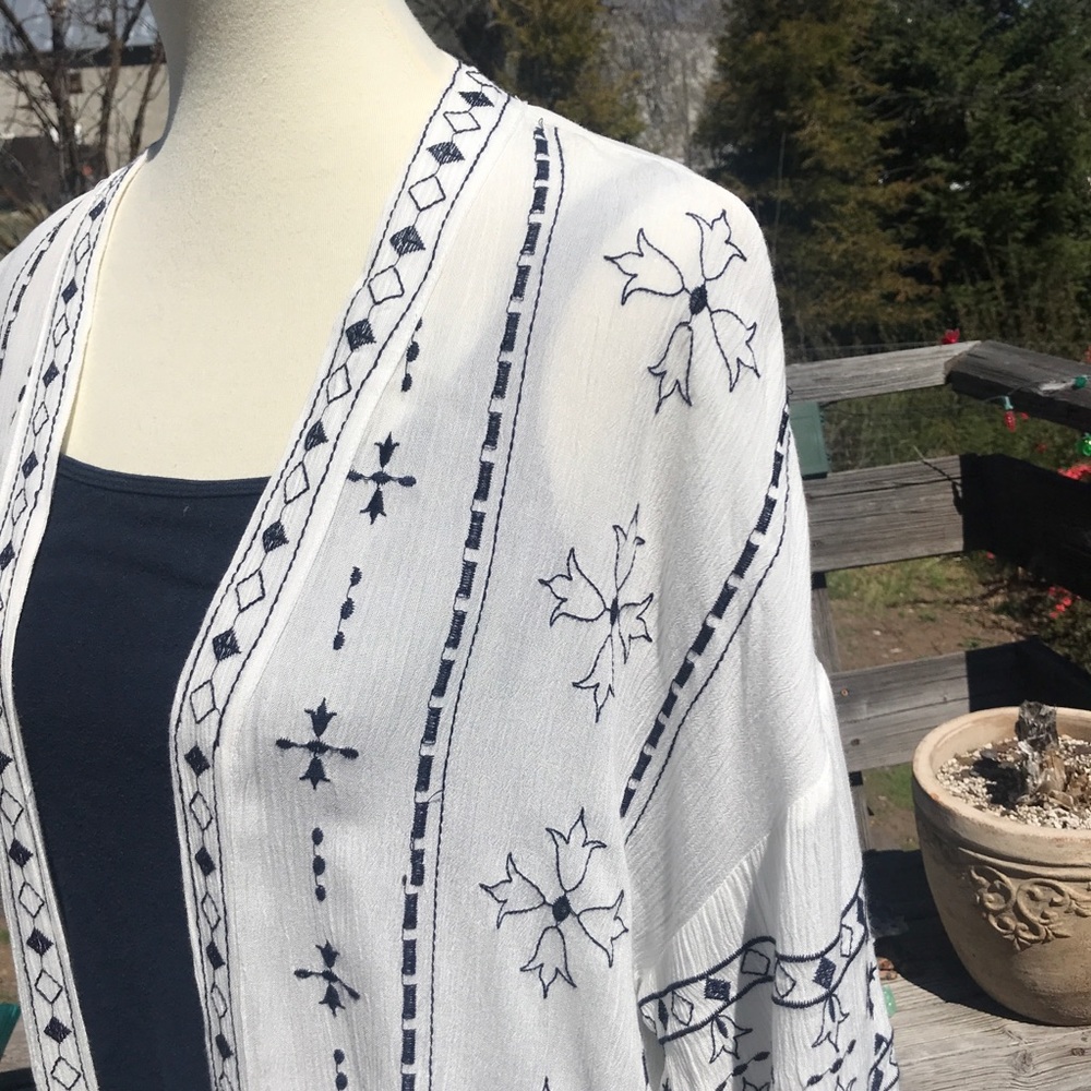 Lovely, Thin Coverup w/Embroidered Design!